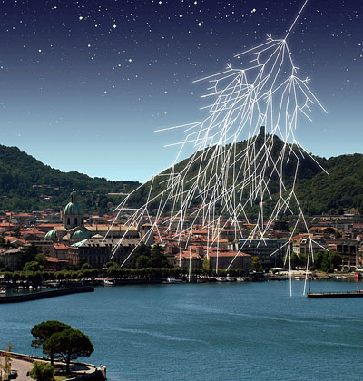immagine di fantasia dei raggi cosmici sulla città di Como